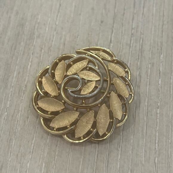 VINTAGE GOLD TONE TRIFARI PIN BROOCH - Picture 1 of 4